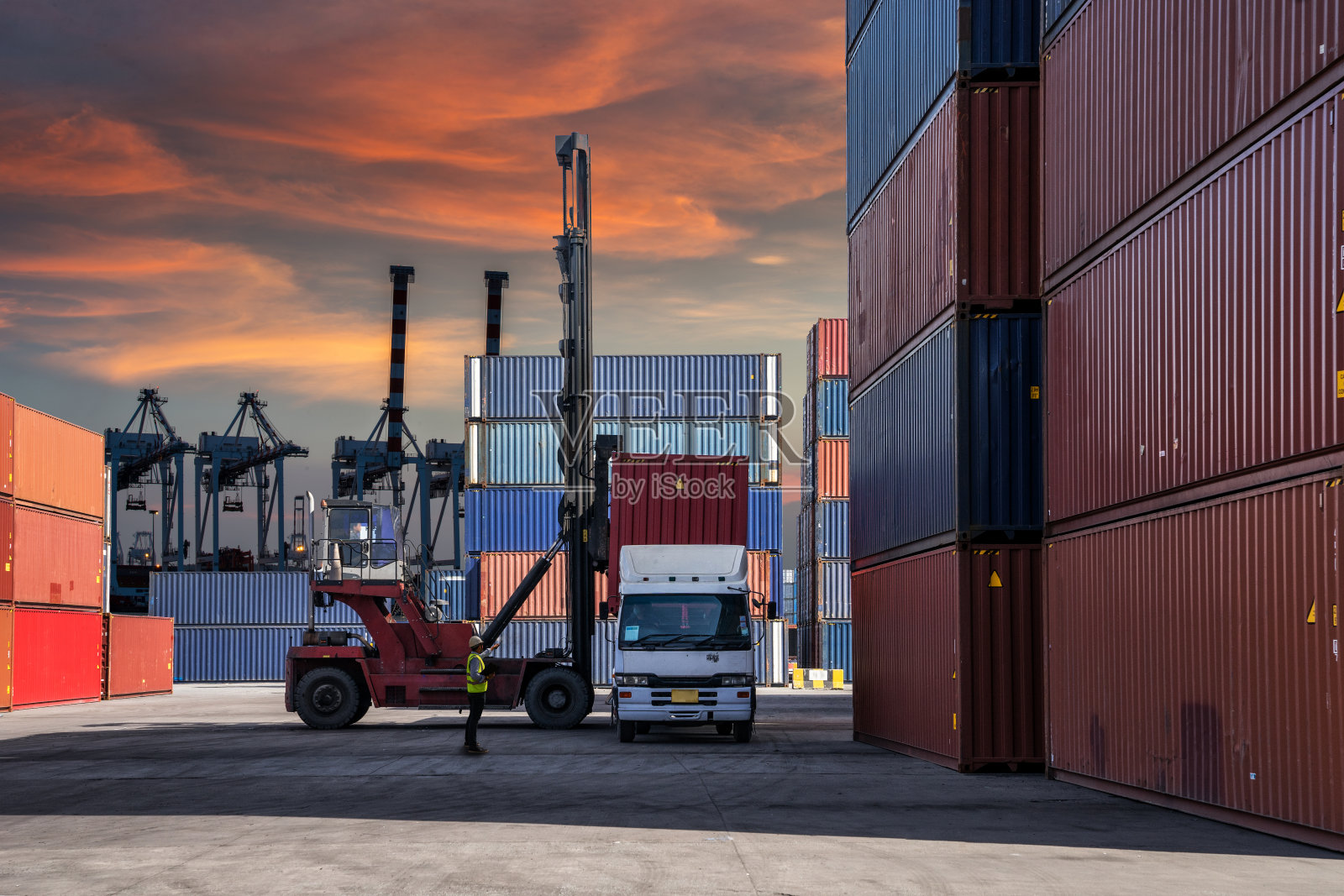 工頭控制裝卸集裝箱箱到卡車為物流進(jìn)出口背景,業(yè)務(wù)物流概念,進(jìn)出口概念照片攝影